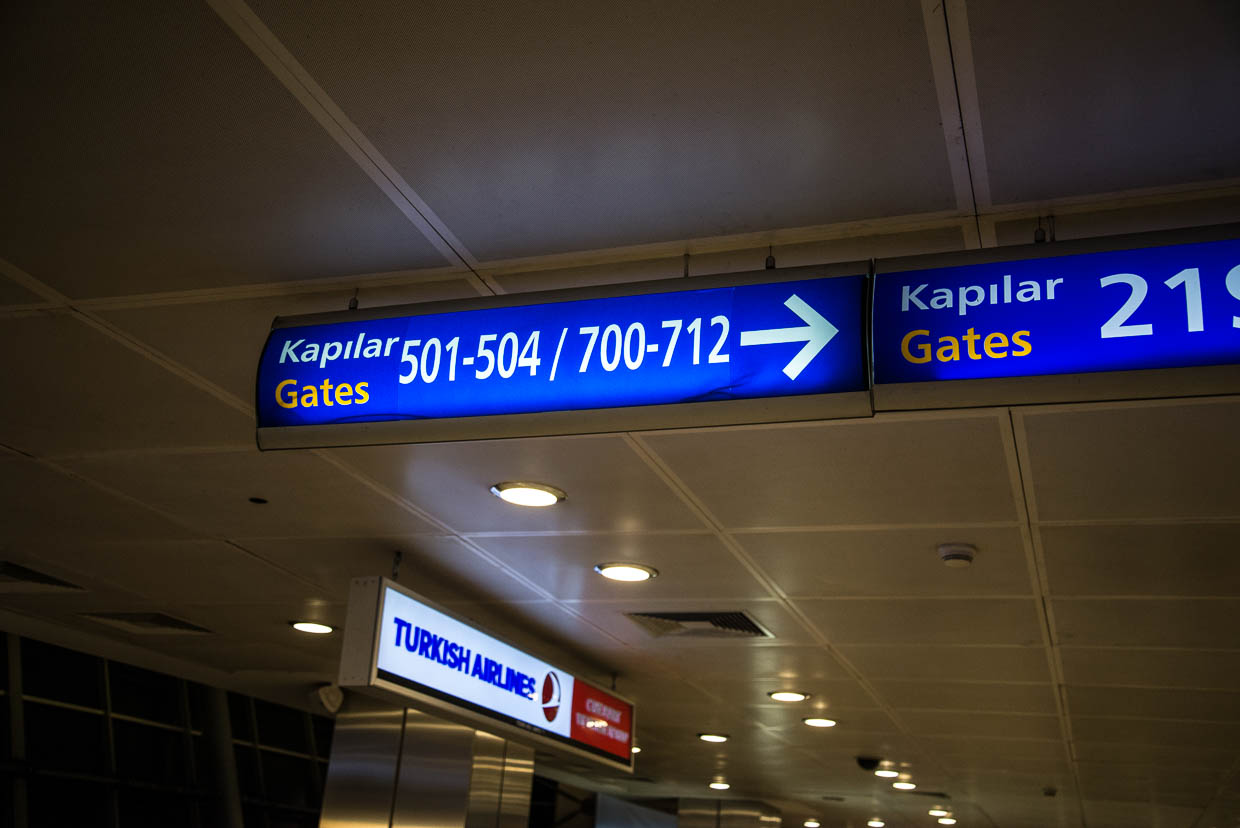 Hinweissschild auf dem Istanbul Atatürk Airport auf Gate 700-712